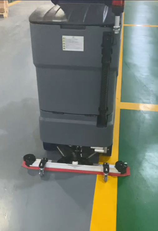 江蘇某食品貿(mào)易公司采購(gòu)駕駛式洗地機(jī)HX5